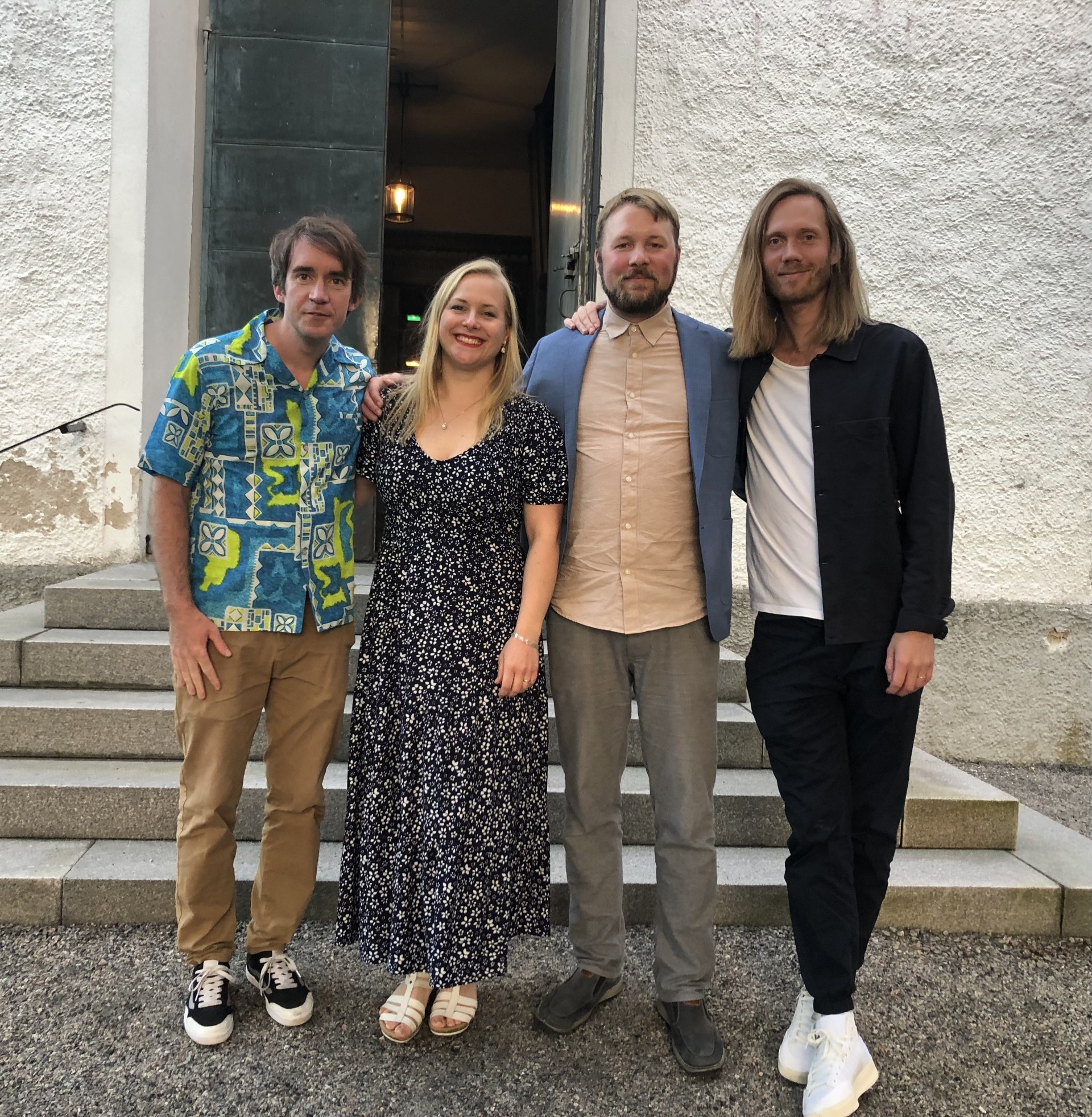Linda Skogholm kvartett står framför en vit byggnad med en trappa